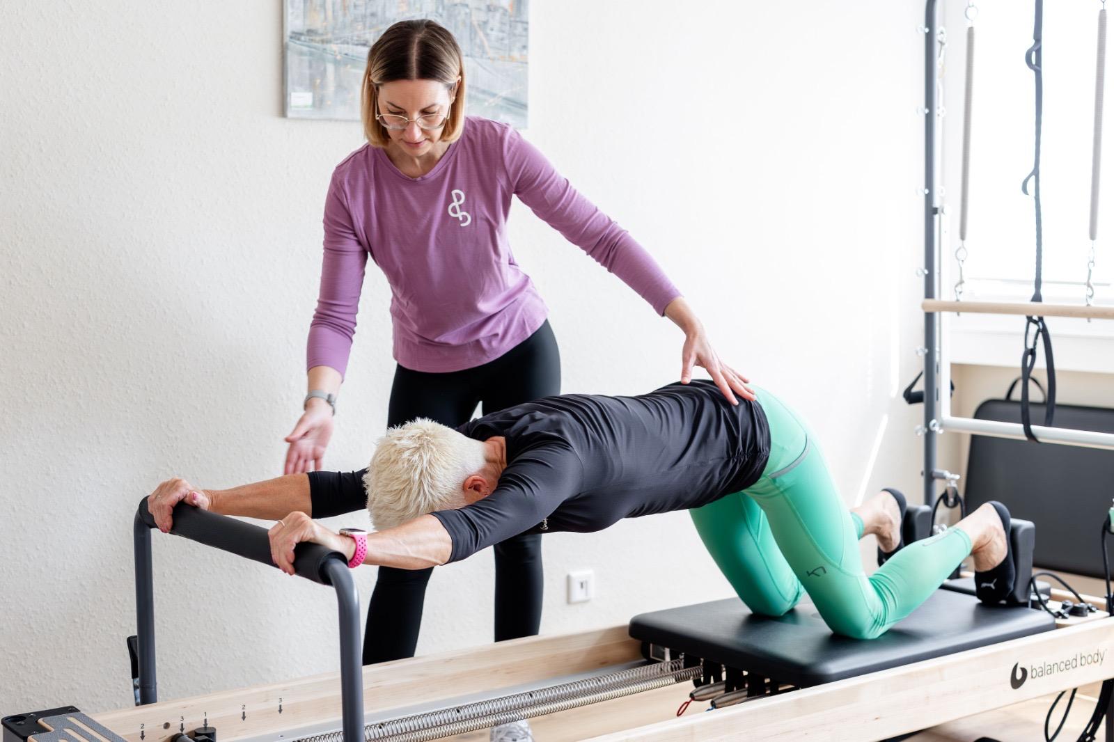 Galerie mit Fotos aus einer Physiopraxis: Training, Behandlung, Gespräche, Innenräume und Porträts der Therapeutinnen.