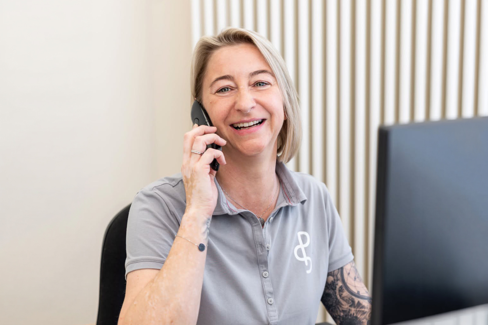 Galerie mit Fotos aus einer Physiopraxis: Training, Behandlung, Gespräche, Innenräume und Porträts der Therapeutinnen.