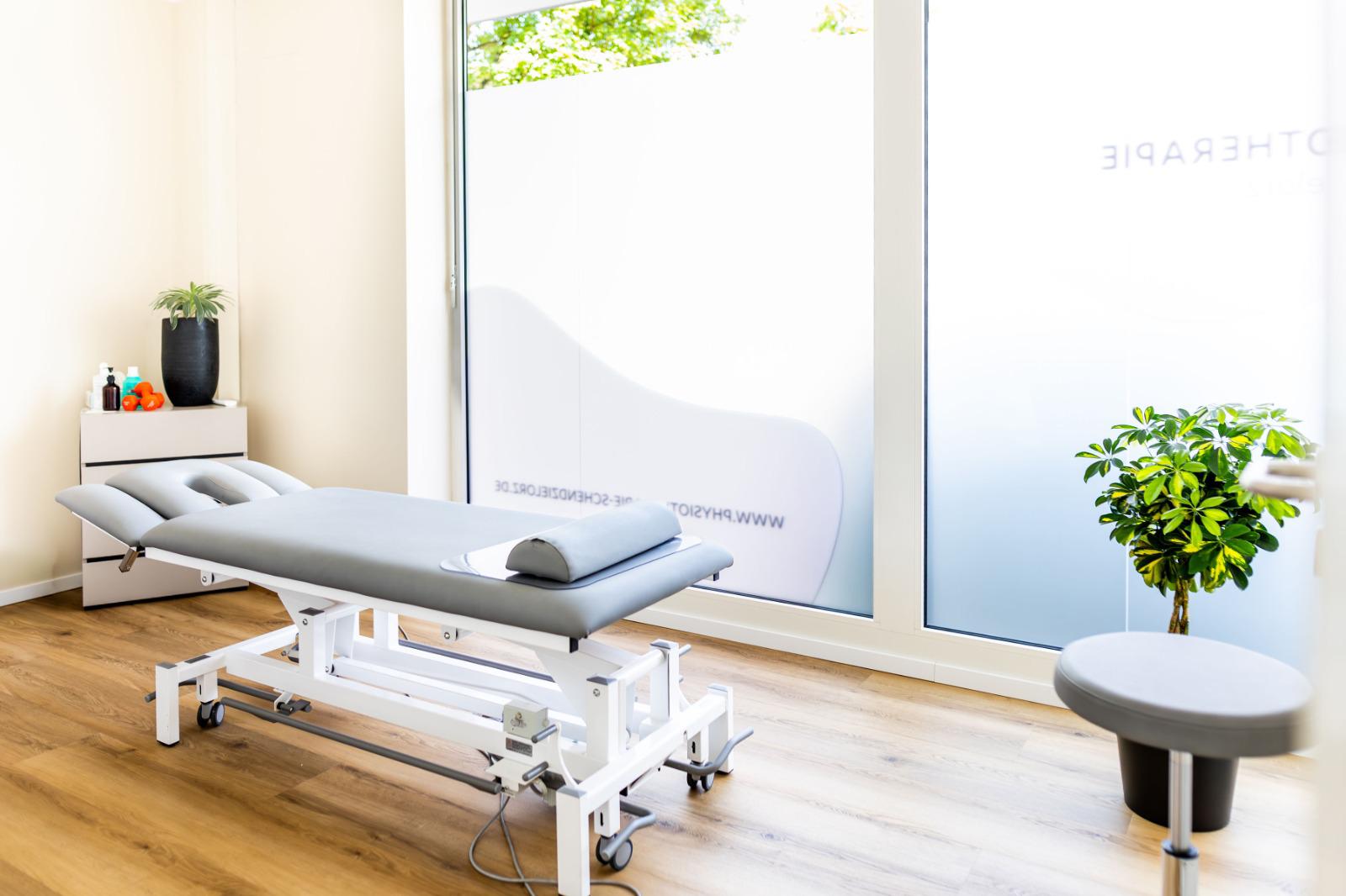 Galerie mit Fotos aus einer Physiopraxis: Training, Behandlung, Gespräche, Innenräume und Porträts der Therapeutinnen.