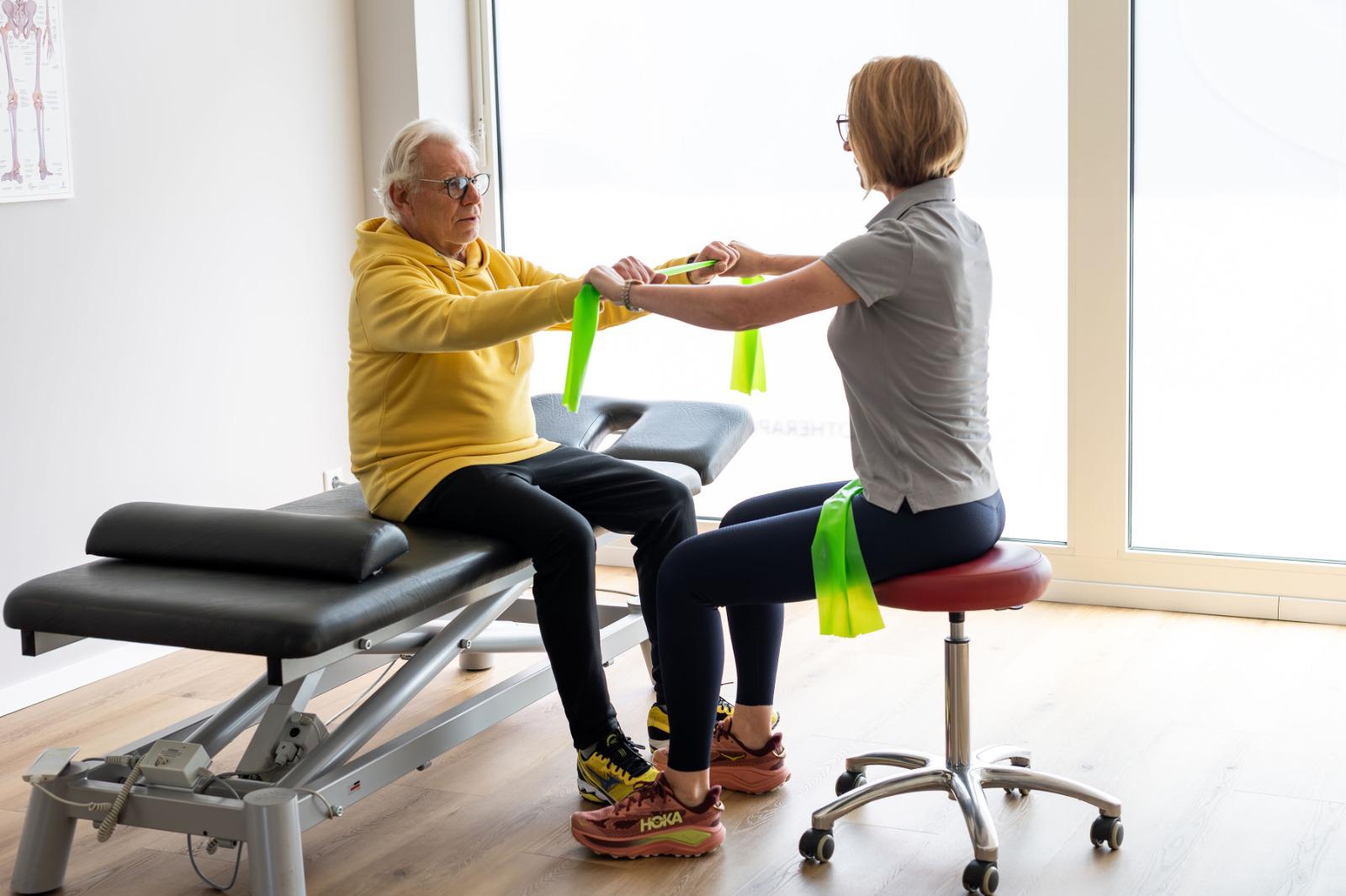 Galerie mit Fotos aus einer Physiopraxis: Training, Behandlung, Gespräche, Innenräume und Porträts der Therapeutinnen.